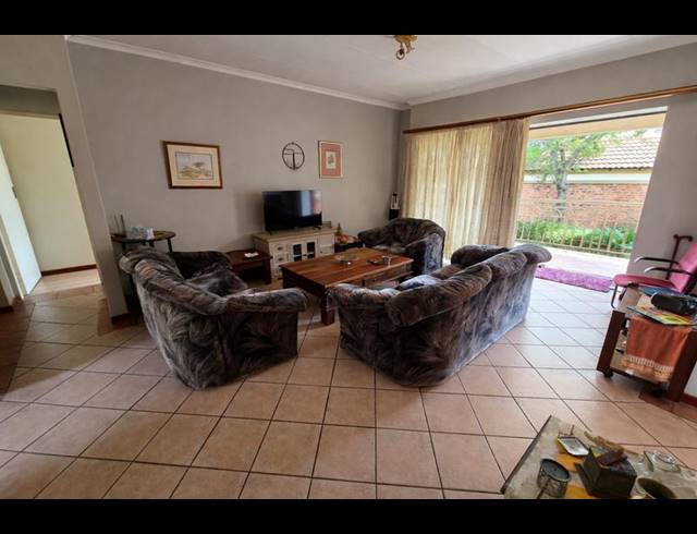 3 BEDROOM TOWNHOUSE FOR SALE IN MORELETAPARK